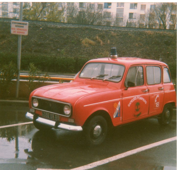 30 RENAULT R4 4p113.jpg