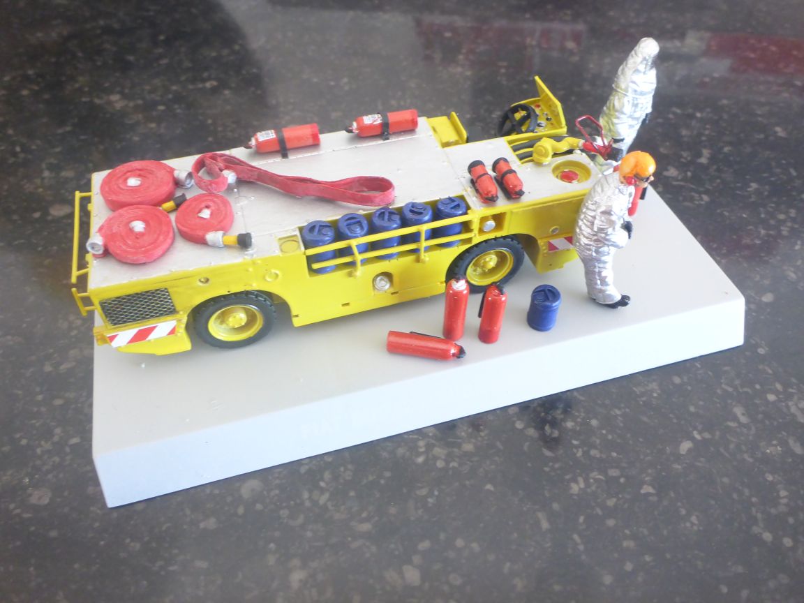 US Navy Carrier Fire Tractor Large Model - Verlinden.JPG
