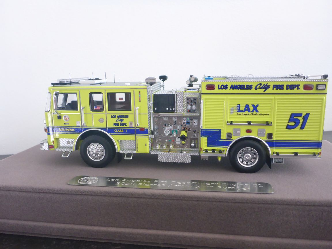 Pierce Arrow XT Pumper LA City E51.JPG