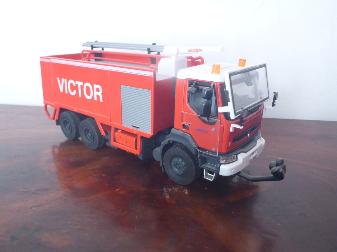 Renault Lander 6x4 Victor Airbus Industrie - Eligor 113859.JPG