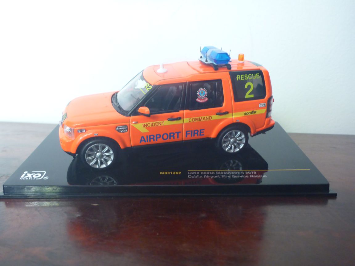Land rover Discovery 4 2010 Dublin Airport - Ixo MOC136P.JPG