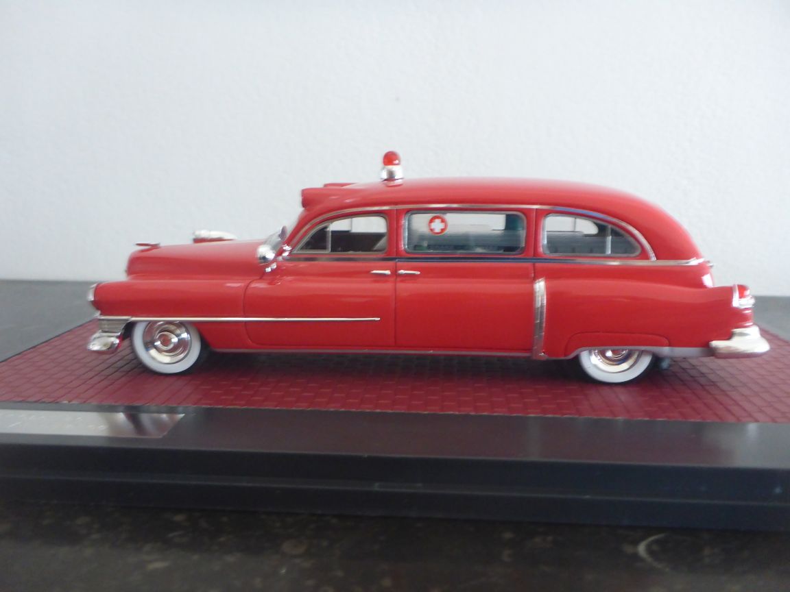 Matrix 20301-461 Cadillac Superior Ambulance Rouge.JPG