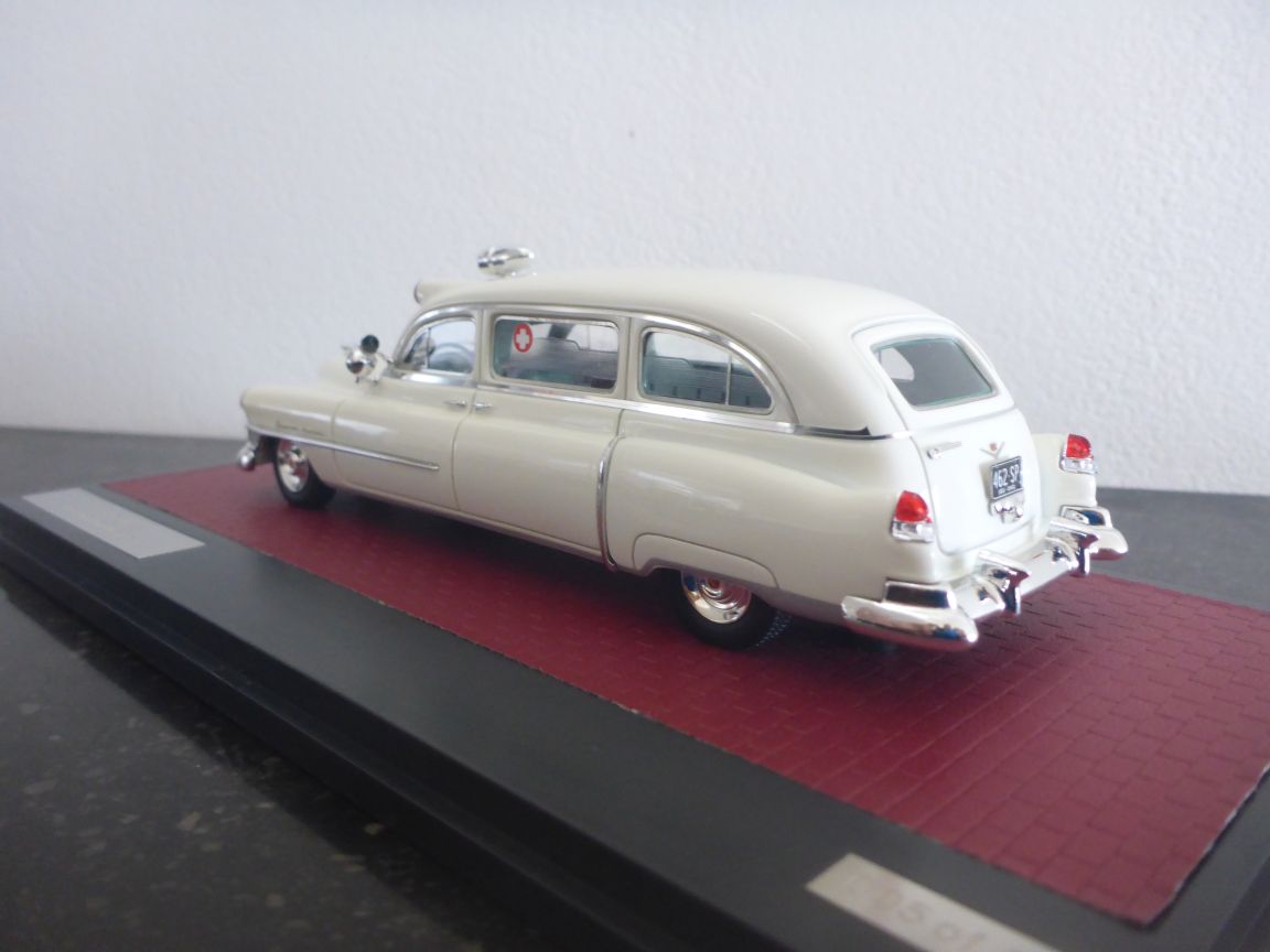 Matrix 20301-462 Cadillac Superior Ambulance Crème.JPG