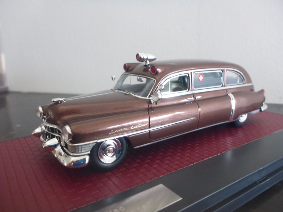 Matrix 20301-463 Cadillac Superior Ambulance Marron.JPG