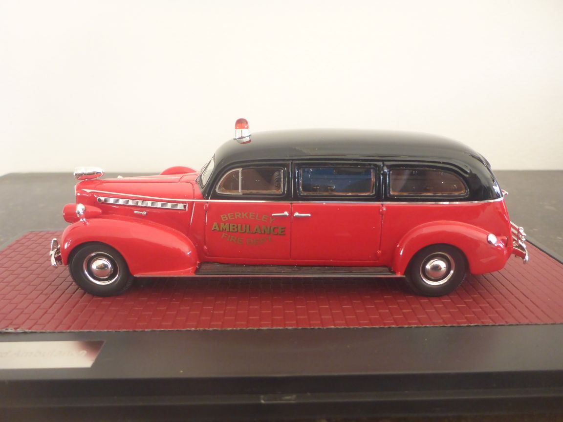Matrix 41601-051 Packard Ambulance Berkeley Rouge et Noire.JPG