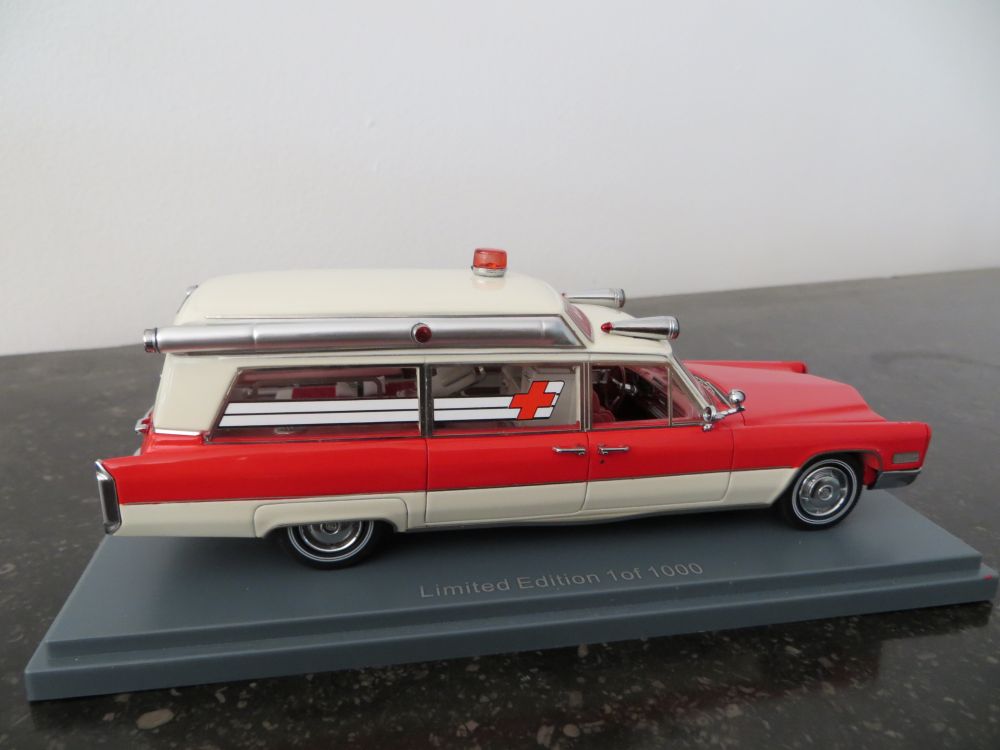 Neo 43896 Cadillac S&S Ambulance Rouge et Blanche.JPG