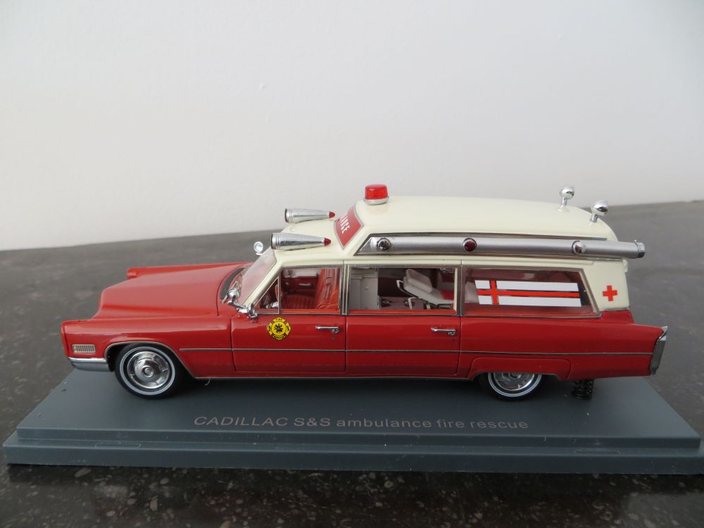 Neo 43899 Cadillac S&S Ambulance Fire & Rescue (3).JPG