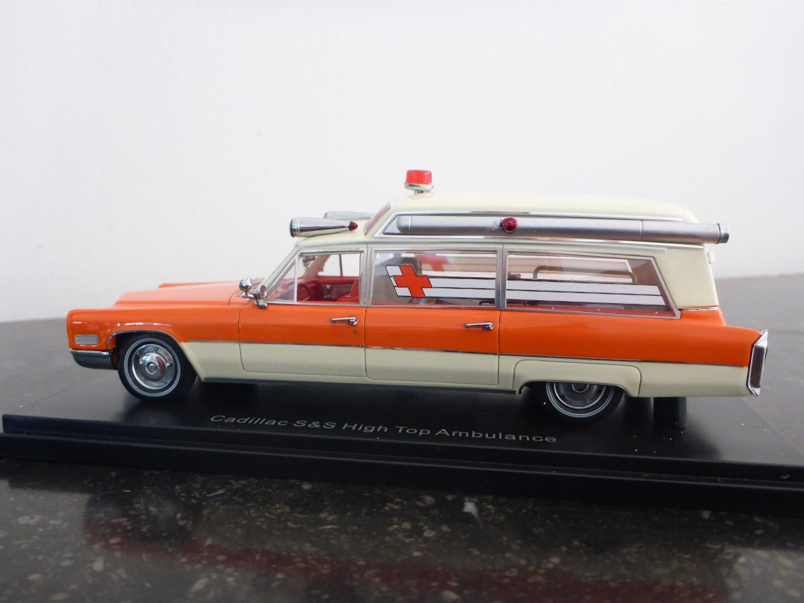 Neo 49539 Cadillac S&S Ambulance Orange et Blanche.JPG