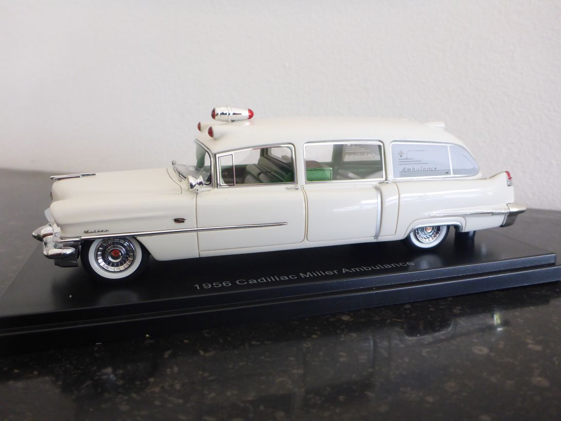 Neo 46956 Cadillac Miller Ambulance 1956 blanche.JPG
