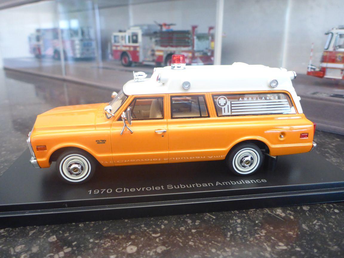 Neo 47245 Chevrolet Suburban Ambulance 1970 Orange et Blanche.JPG