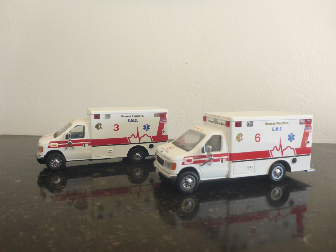 12056(3) et 12065(6) Ford E350 Ambulance.JPG