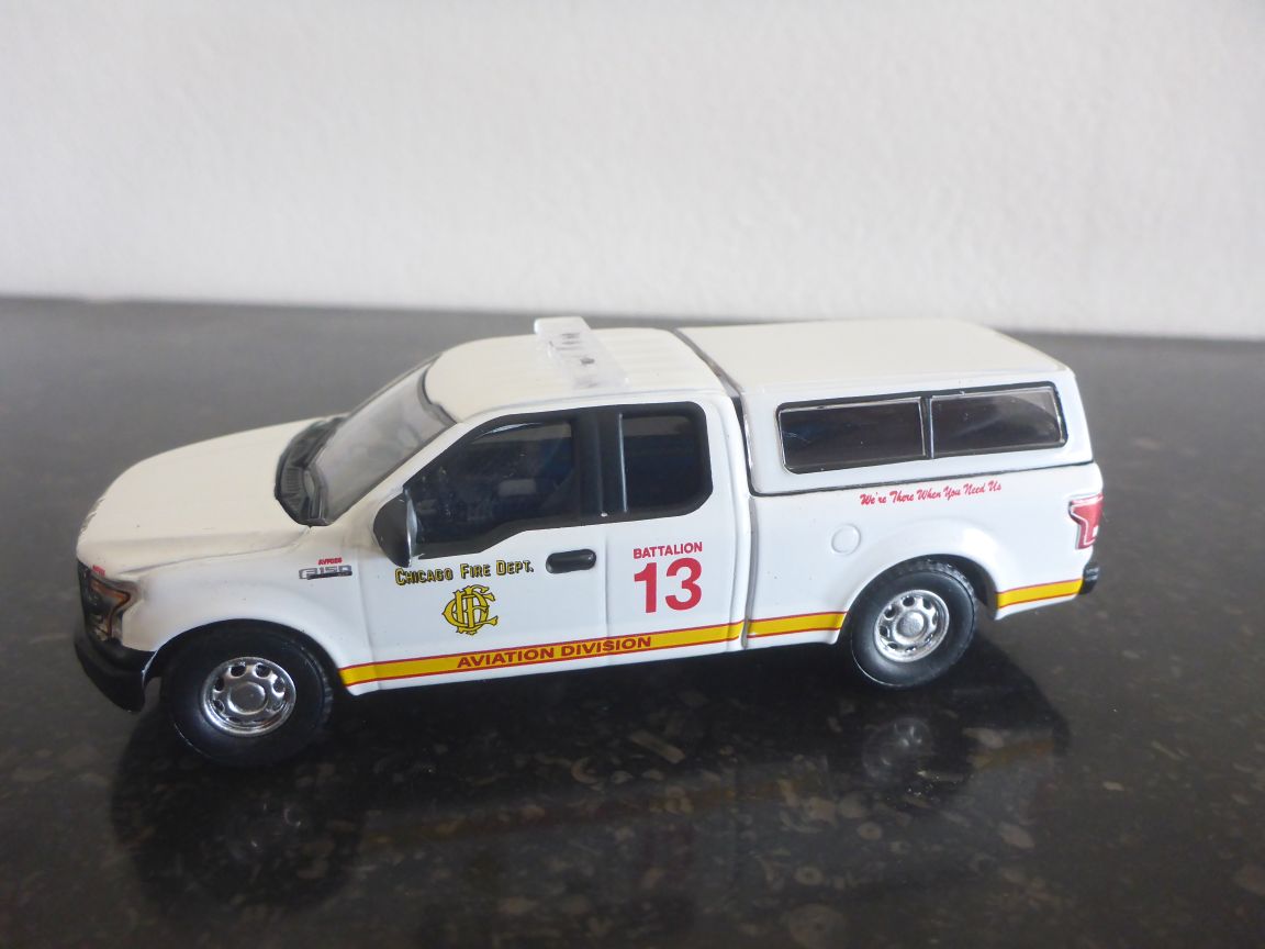 Greenlight 67050E Ford F150 Chicago O'Hare B13.JPG