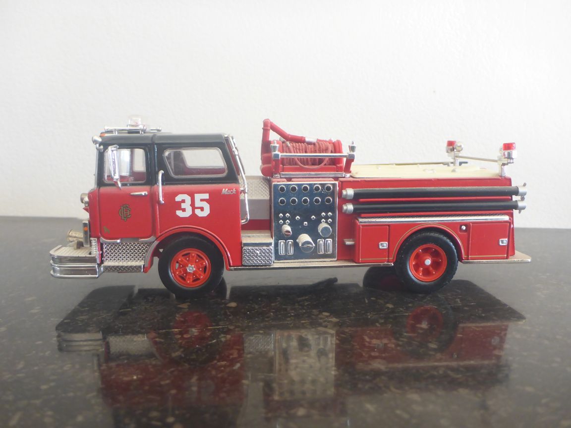 Corgi US52007 Mack CF Pumper CFD E35.JPG