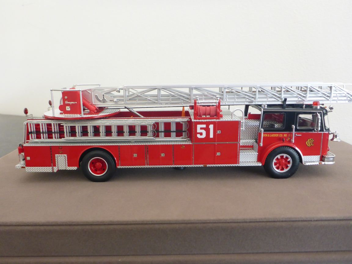 FR044-51 Seagrave Rear Admiral 1969 Ladder 51.JPG