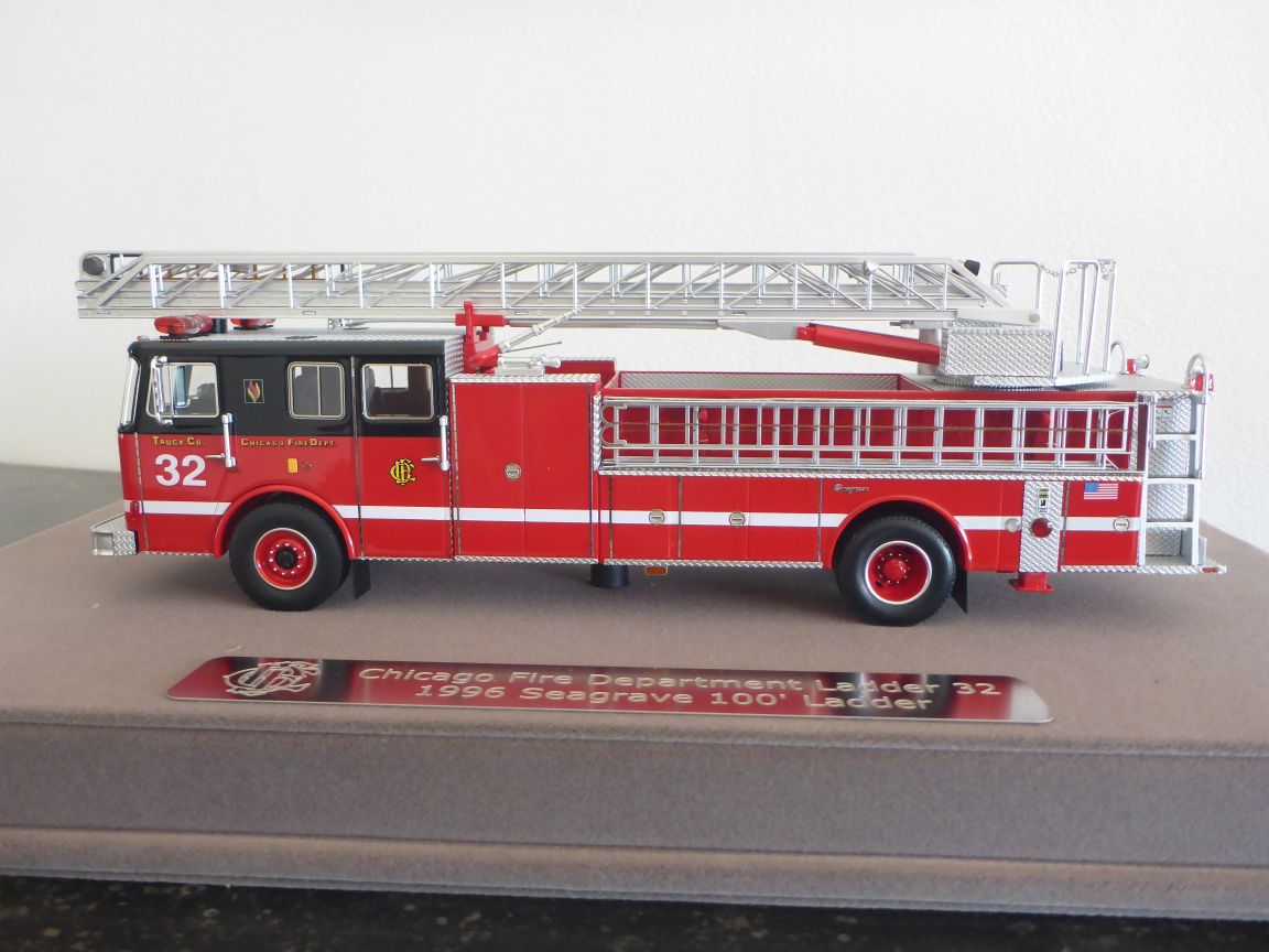 FR070-32 Seagrave 100' Rear Mount Ladder - 1993 - Ladder 32.JPG